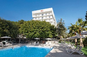 Hotel cu piscină