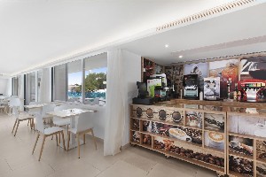 Restaurant/bars