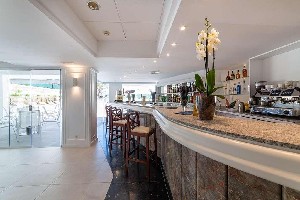 Restaurant/bars