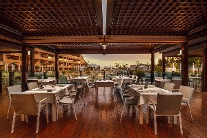 restauracja z widokiem na basen