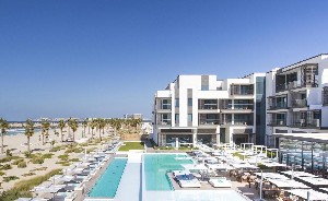 Hotel s bazénem a pláží