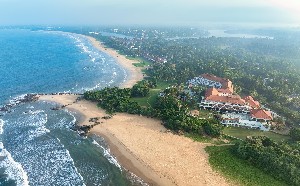 Letecký pohled na hotel a pláž 