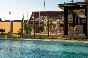 Pool & Bar