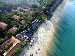 Letecký pohled na resort a pláž 
