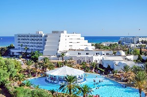 Vedere la piscină și hotel