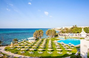 Piscină și vedere la mare
