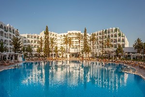 Vedere a hotelului și a piscinei