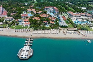 Letecký pohled na hotel a pláž