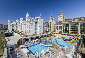 Hotel cu piscină