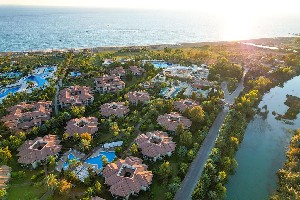 Letecký pohled na resort a moře 