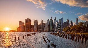Krásný západ slunce a panorama Dolního Manhattanu