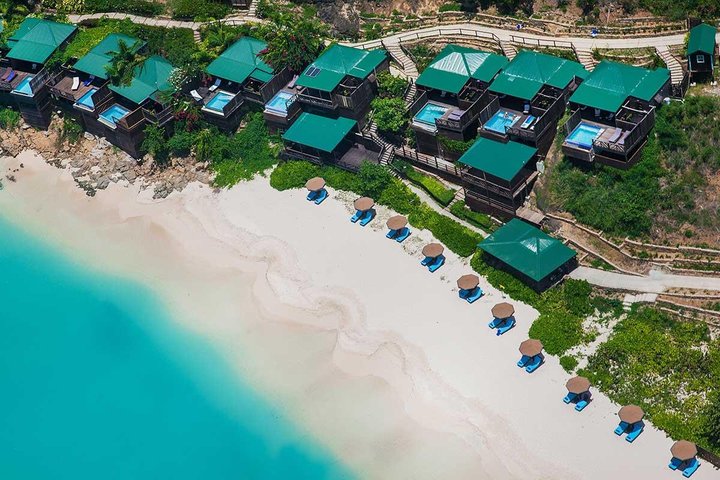 Letecký pohled na resort a pláž