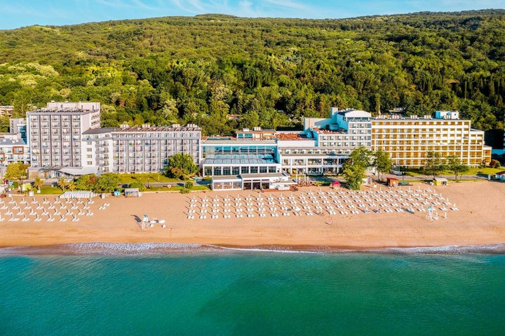 Hotel s pláží - budova vpravo