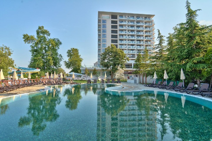 Lagoon Pebble Pool