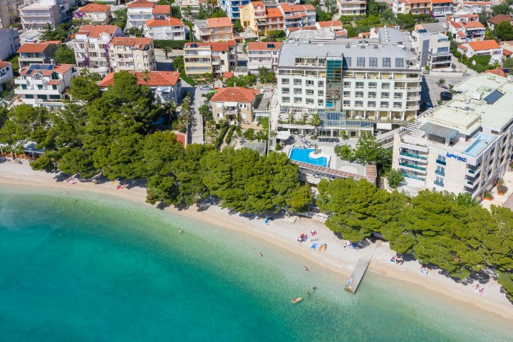 Letecký pohled na hotel a pláž