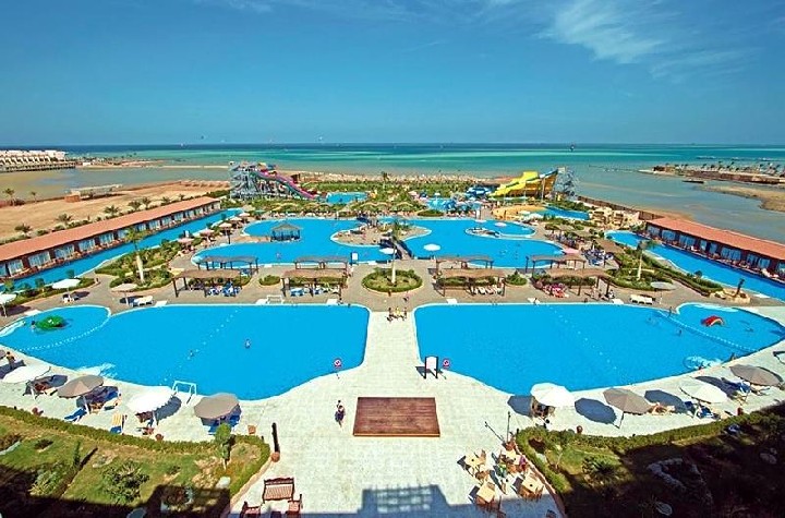 Areál hotelu s výhledem na bazény a pláž