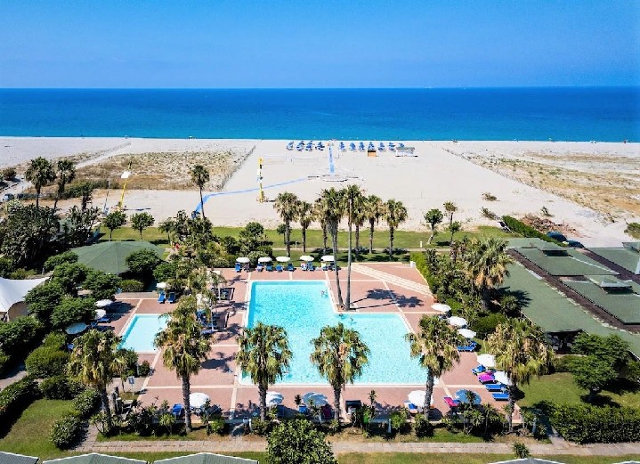 Pohled na bazén a pláž