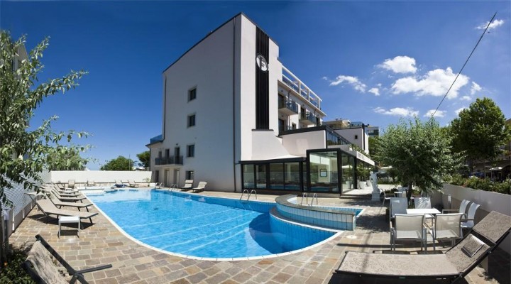 Hotel medencével
