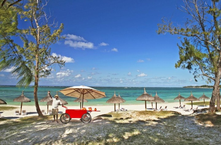 Strand nyugágyakkal