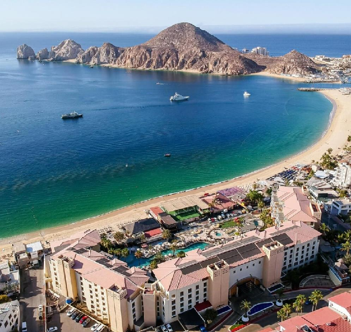 Letecký pohled na hotel a pláž 