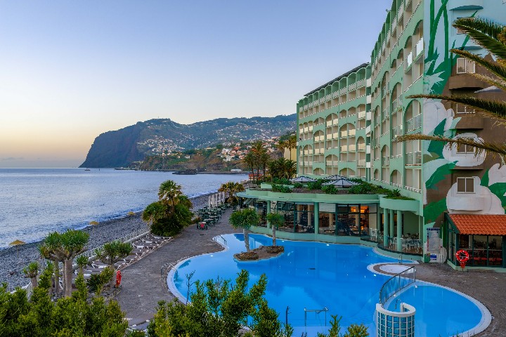 Hotel s bazénem při západu slunce
