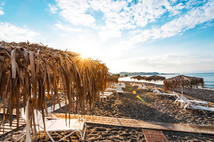 Lehátka a slunečníky na pláži