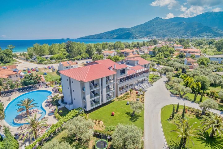 Pohled na hotel a bazén