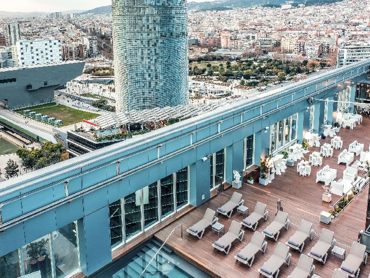 Městský hotel s terasou a bazénem 