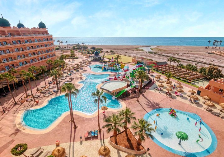 Pohled na bazény a pláž