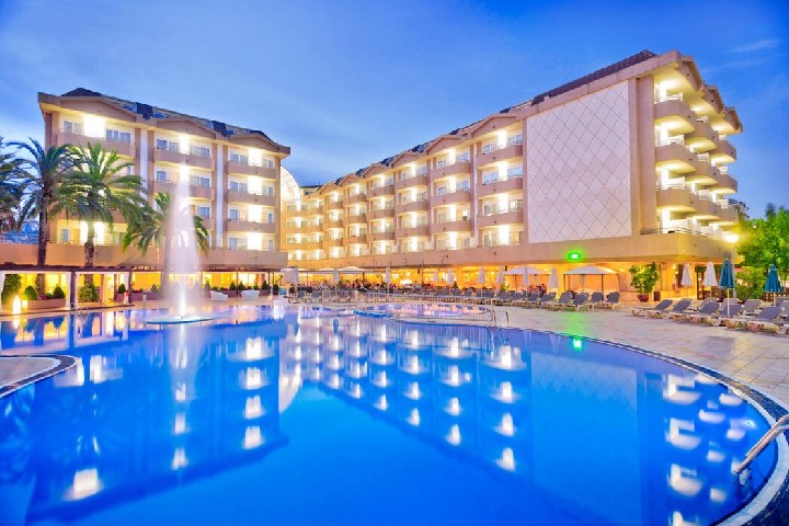 hotel po zmroku
