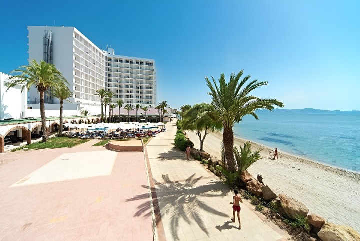 Hotel a promenáda u laguny