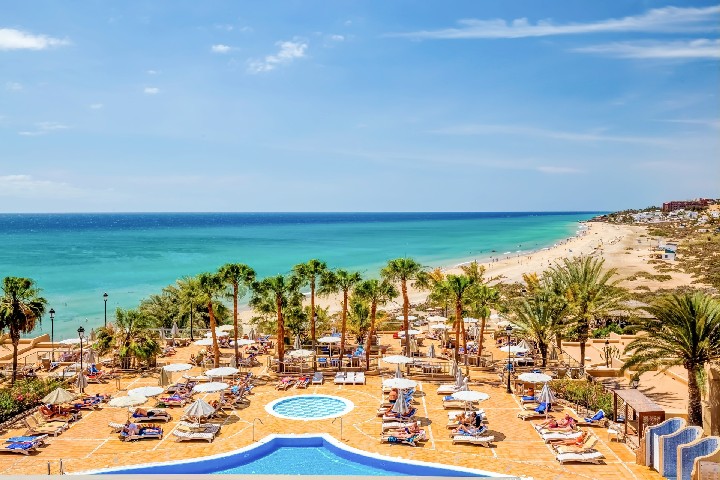 Výhled na bazén a pláž