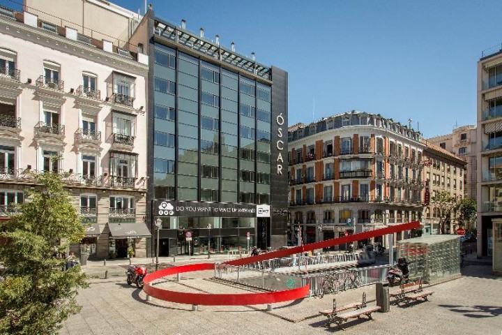Budova hotelu v centru města 