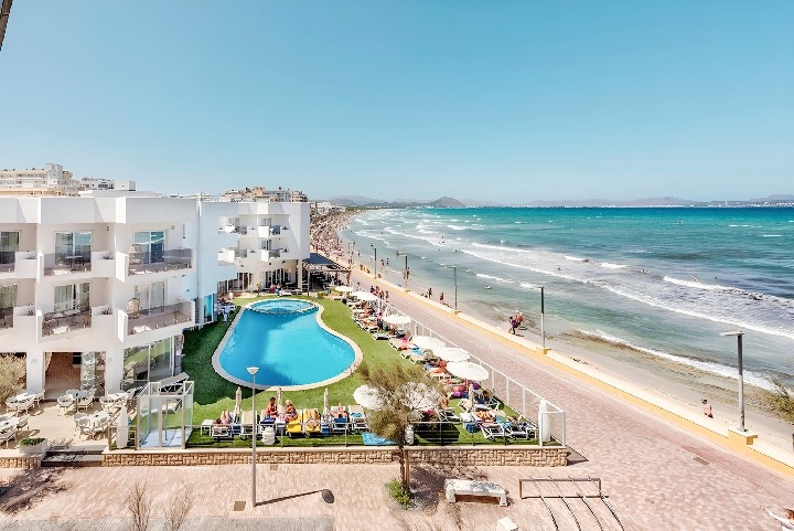 Pohled na bazén a na pláž