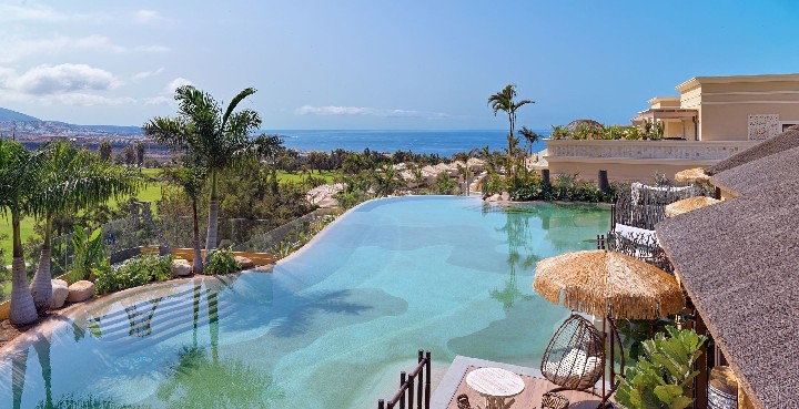 lagoon villa pool