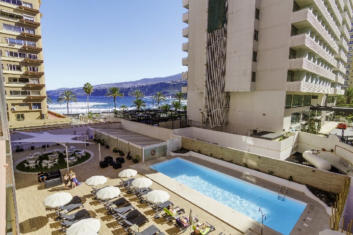 Výhled z hotelu na bazén a moře