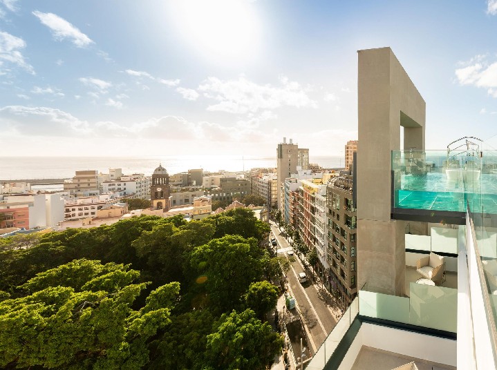 Hotel s terasou a bazénem
