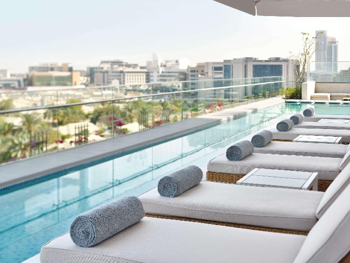 Střešní bazén s lehátky a výhledem na okolí