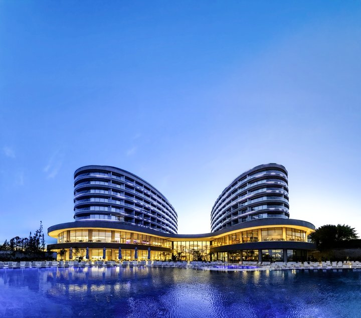 Pohled na hotel s bazénem