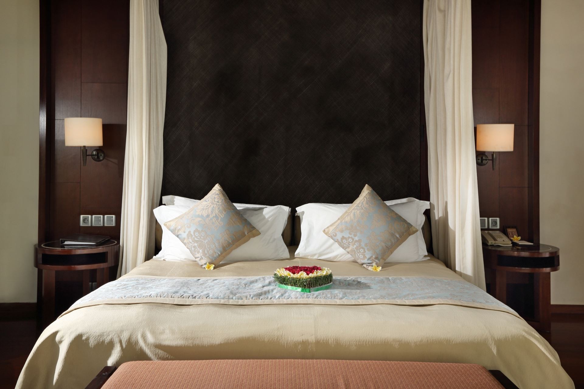 The Royal Santrian 12