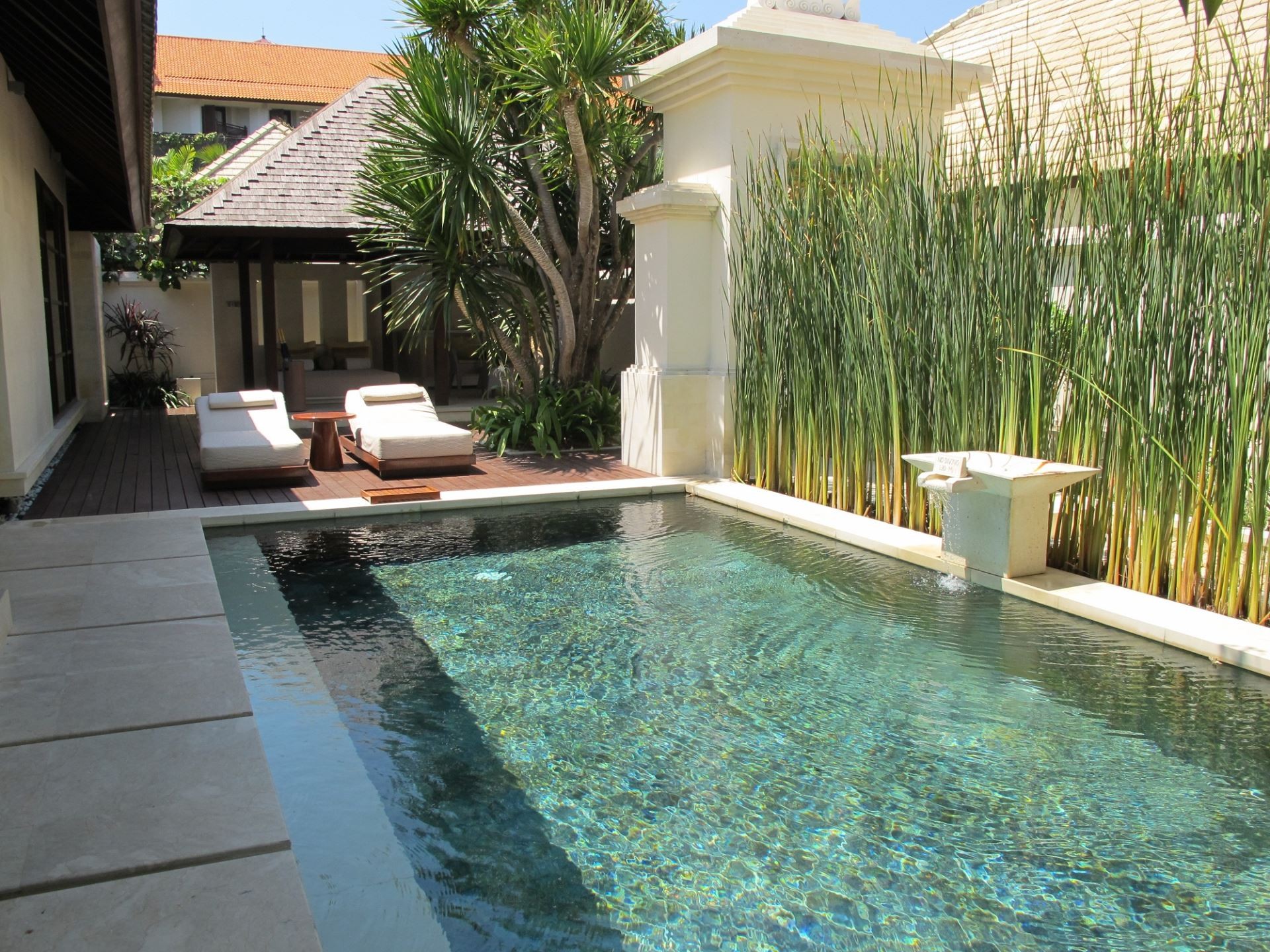 The Royal Santrian 8