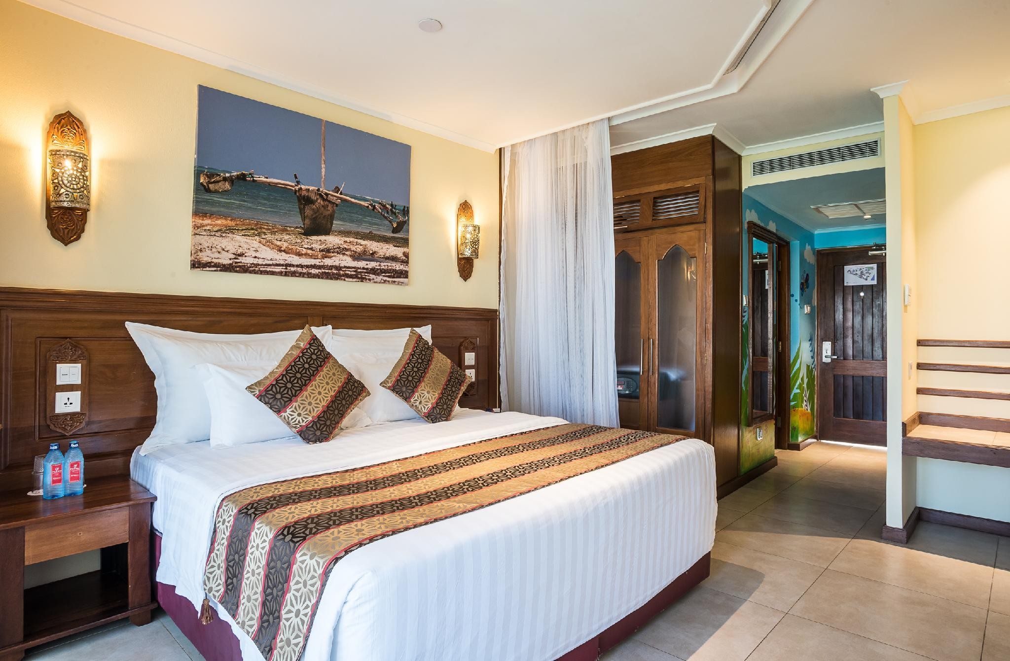 PrideInn Paradise Beach Hotel & Spa 7