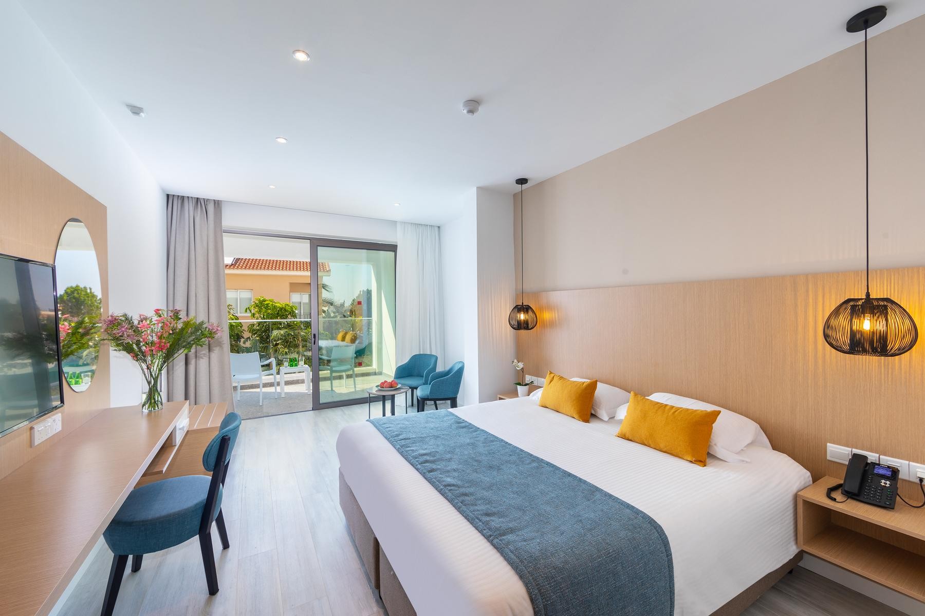 Leonardo Crystal Cove Hotel and Spa by the sea 4