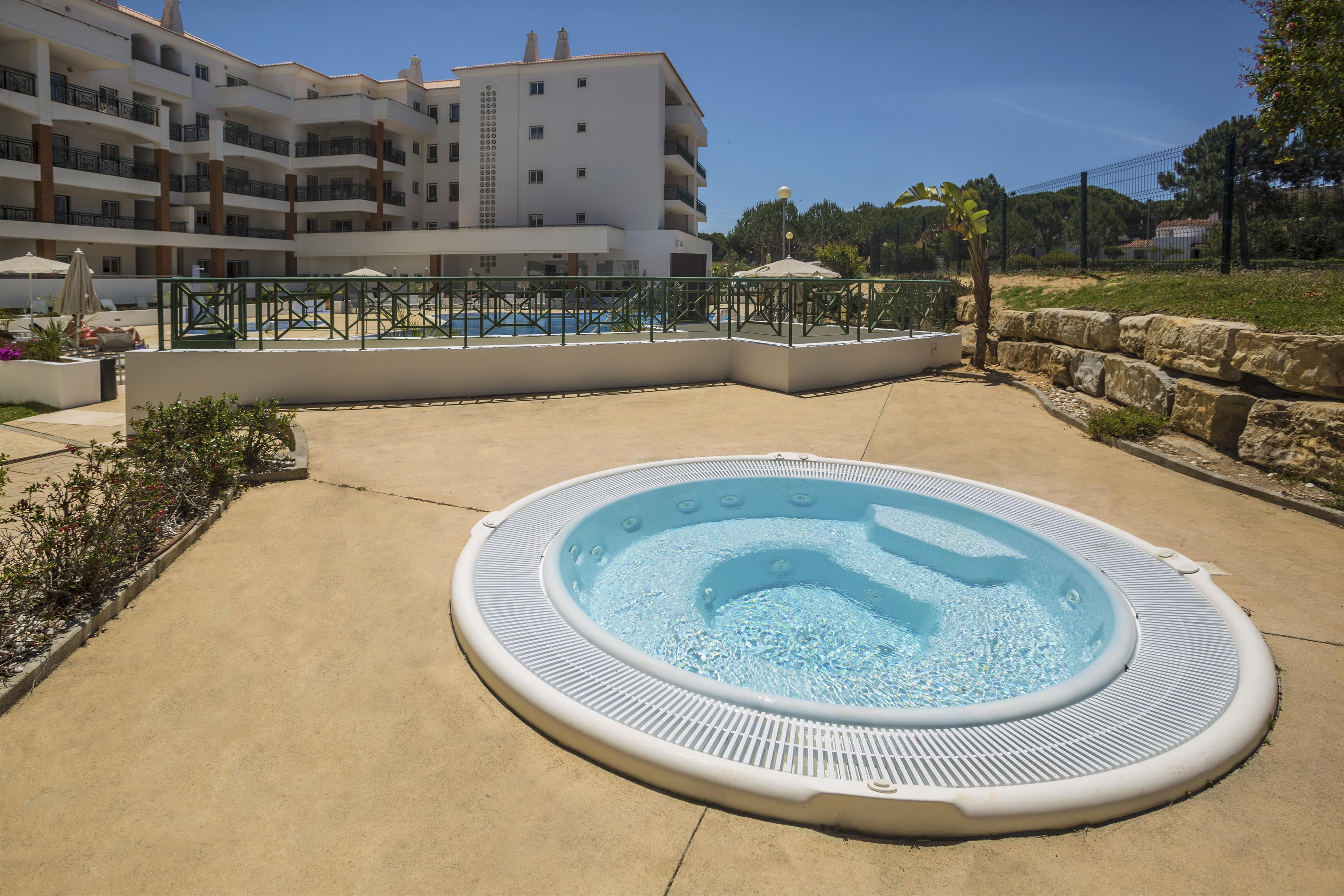 AP VICTORIA SPORTS & BEACH 19