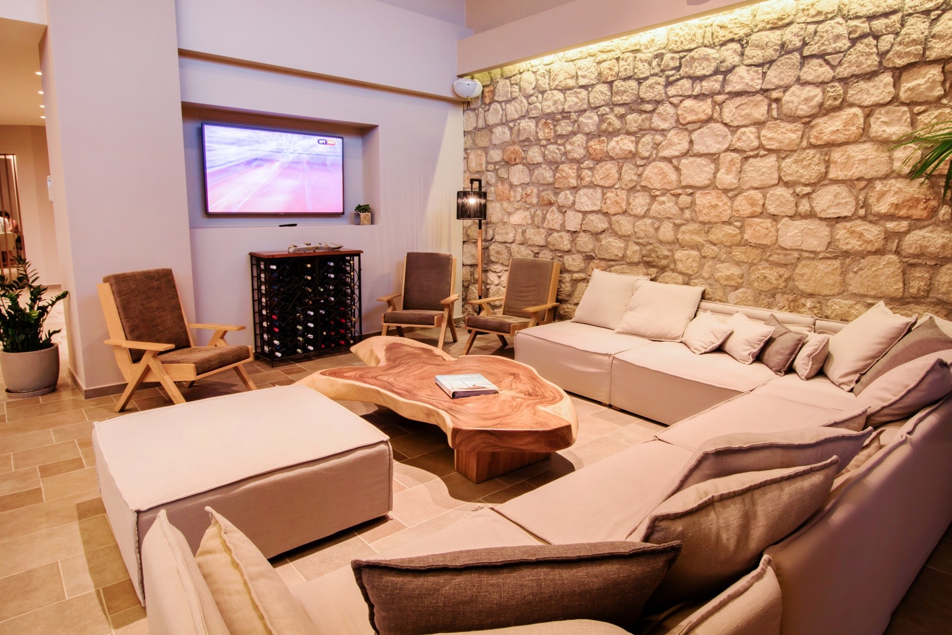 PARASOL LUXURY HOTEL & SUITES 18