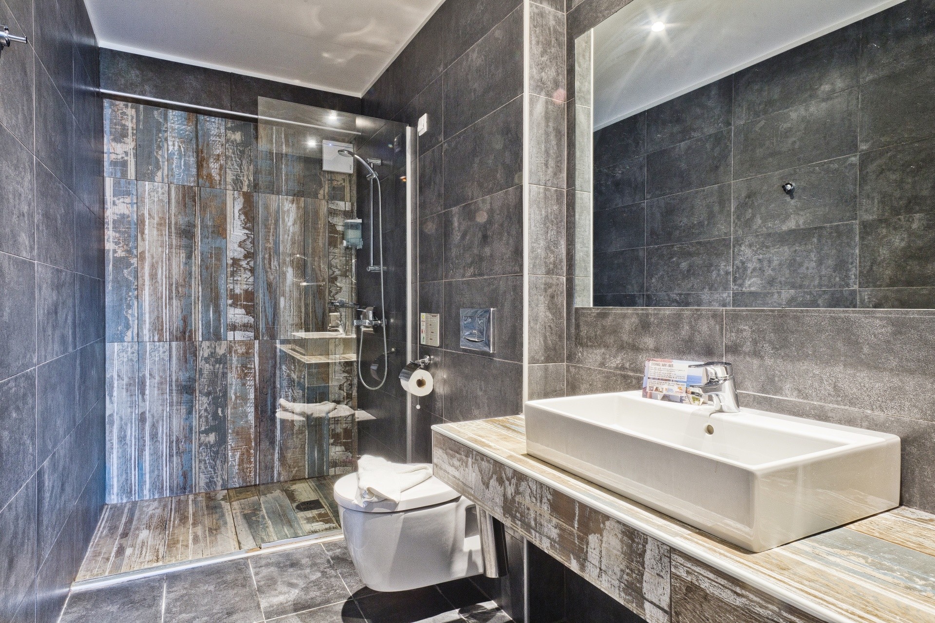 PARASOL LUXURY HOTEL & SUITES 8