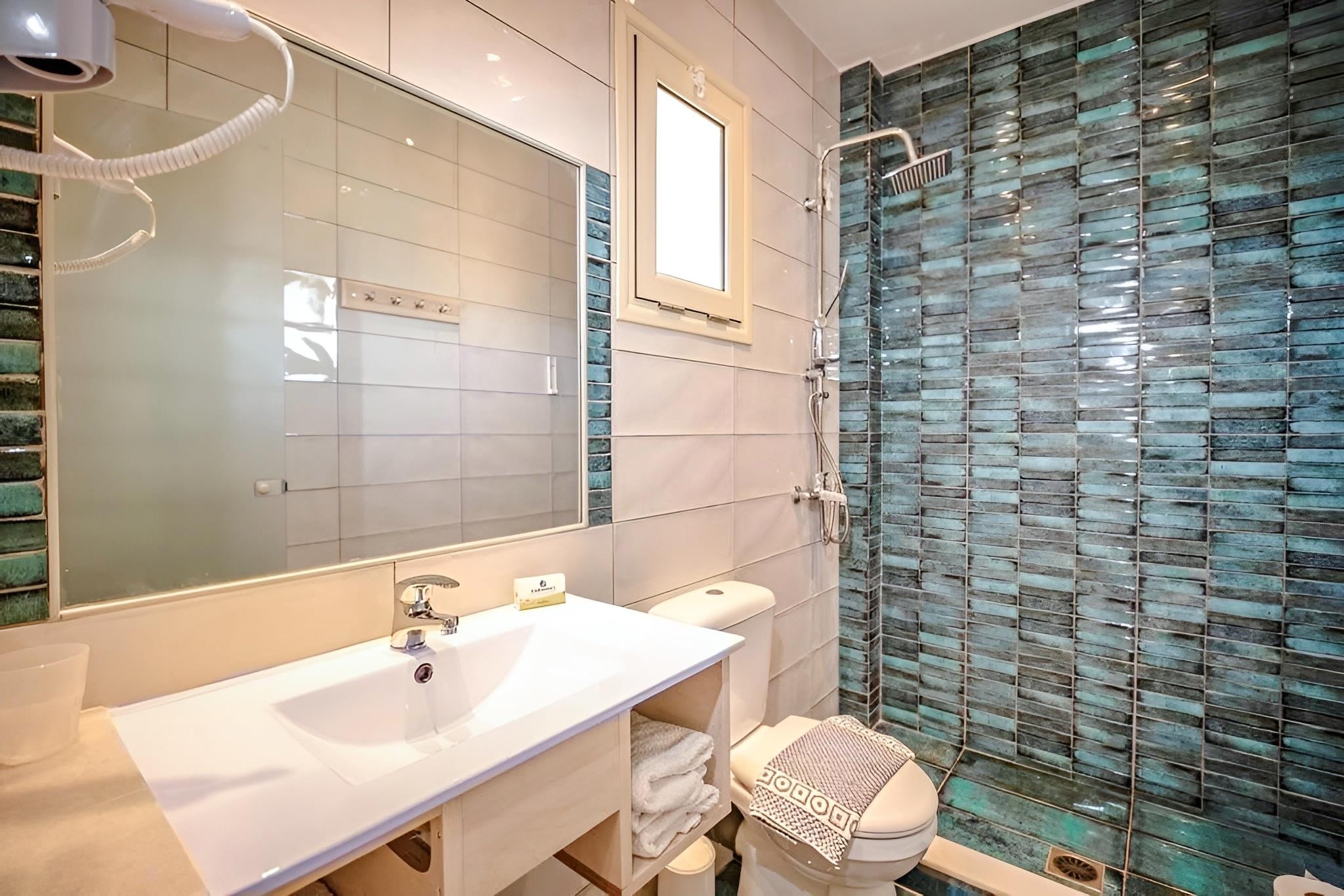 Thalassa Superior 16