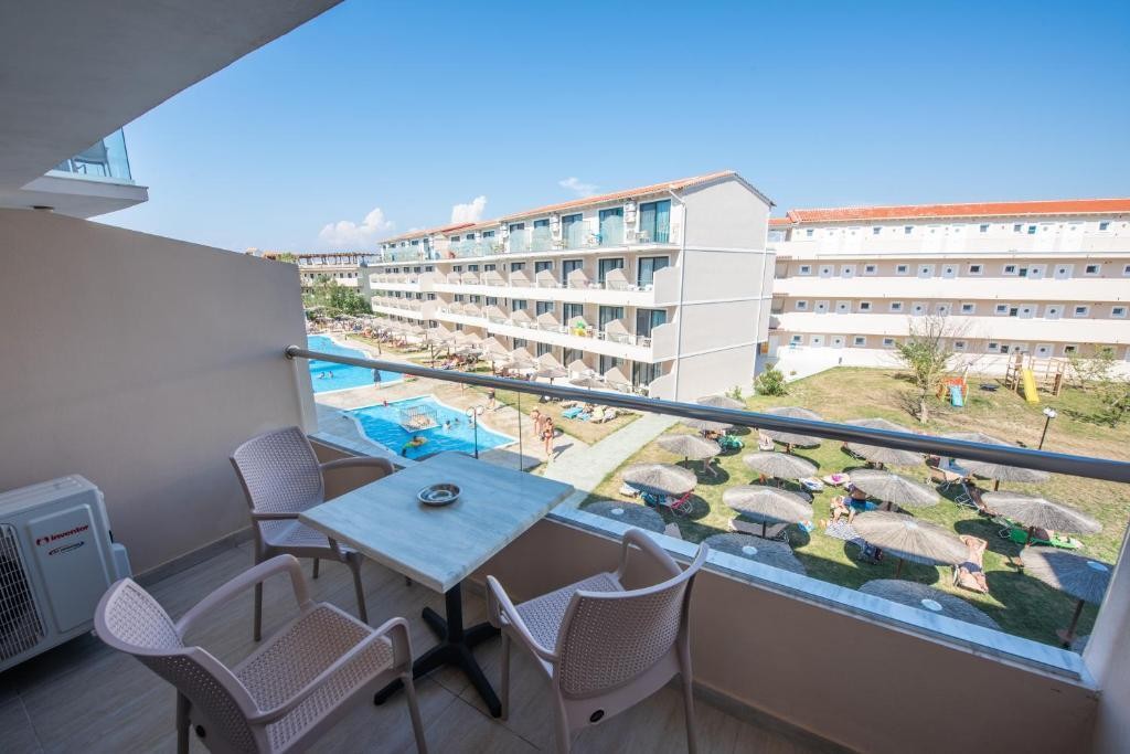 Angela Beach Family Deluxe 18