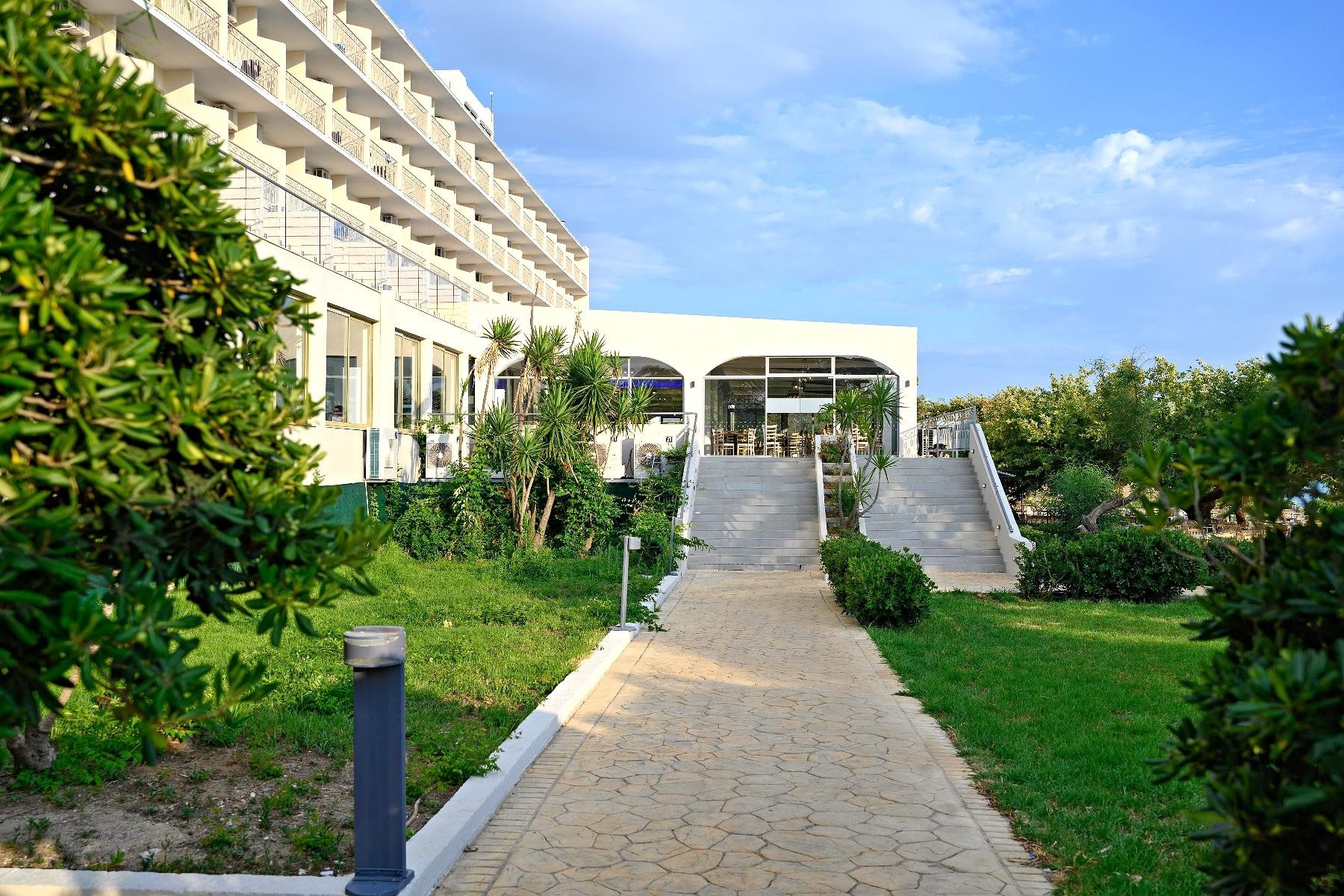 Ninos Grand Beach Hotel 8