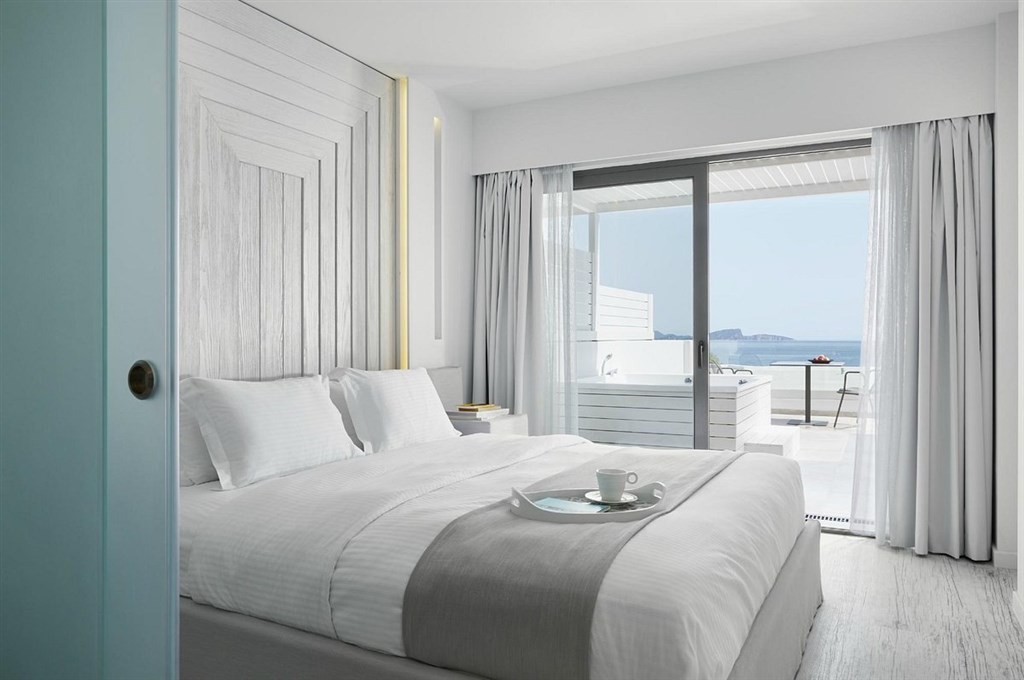 Lichnos Beach Hotel & Suites